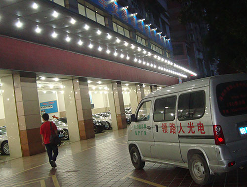 深圳羅湖區(qū)桃園路奔寶二手車(chē)行P10戶(hù)外紅色
